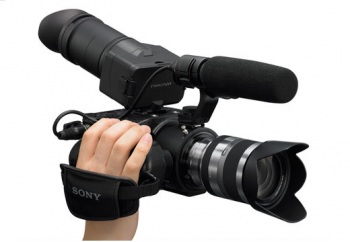 Sony NEX-FS100UK Super 35mm Sensor Camcorder (with 18-200mm Lens) NTSC